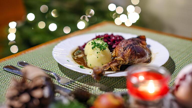 Ein Weihnachtsessen mit Gans, Knödeln und Blaukraut hat durchschnittlich 770 Kilokalorien. Bis die wieder abtrainiert sind, müsste man ziemlich lang spazieren gehen.