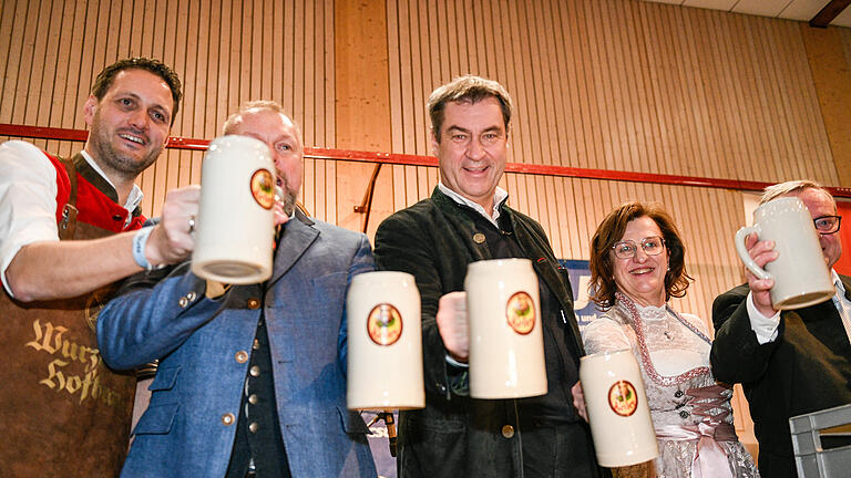 Der CSU-Starkbieranstich in der Höllberghalle in Kürnach ist legendär. Der Festredner war 2023 Ministerpräsident Markus Söder bei übervoller Halle.