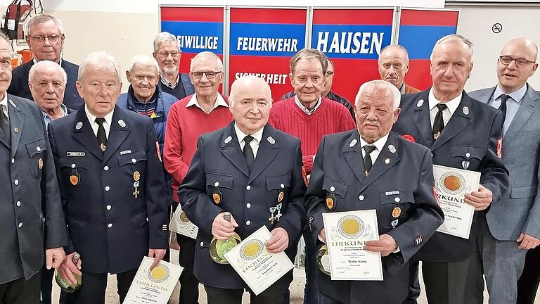 Für langjährige Mitgliedschaft ehren Vorsitzender Jochen Nürnberger (links) und Kommandant Bernd Czelustek (rechts) v.l.n.r.: Joachim Hofmann, Lorenz Oppelt, Peter Markert, Egon Schlereth, Otto Funck, Karls Nürnberger, Engelbert Sell, Horst Markar...       -  Für langjährige Mitgliedschaft ehren Vorsitzender Jochen Nürnberger (links) und Kommandant Bernd Czelustek (rechts) v.l.n.r.: Joachim Hofmann, Lorenz Oppelt, Peter Markert, Egon Schlereth, Otto Funck, Karls Nürnberger, Engelbert Sell, Horst Markard, Wolfgang Fichte, Walter König, Dieter Schneider und Peter Seuberling. Erster Gratulant war OB Dirk Vogel (2.v.r.)