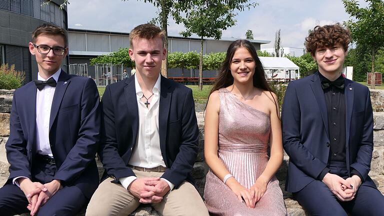 Die vier Besten am Regiomontanus-Gymnasium Haßfurt: (von links) Joachim Przibylla, Maximilian Kurzweil, Mira Schmitt und Fabian Keck glänzten mit den besten Notendurchschnitten bei der Gesamtleistung.