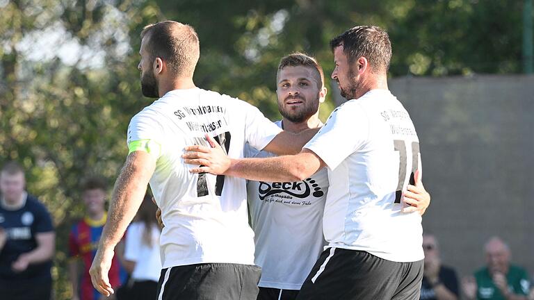 Torjäger Florian Balling (Mitte) ist der Garant für das bisher starke Abschneiden der SG Wargolshausen I/Wülfershausen II in der A-Klasse Rhön 3. Torjäger Florian Balling (Mitte) ist der Garant für das bisher starke Abschneiden der SG Wargolshausen I/Wülfershausen II in der A-Klasse Rhön 3.