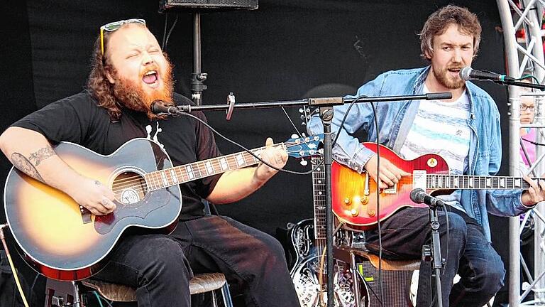 Er gehörte zu den Ersten bei der Musik am Feierabend: Andreas Kümmert spielte mit Tobias Niederhausen im August 2014 in Gemünden und füllte den Marktplatz mit 600 Besuchern. Viele heimische Musiker folgten ihm wie nun die Gemündener Nachwuchsband The VeLouPhis.