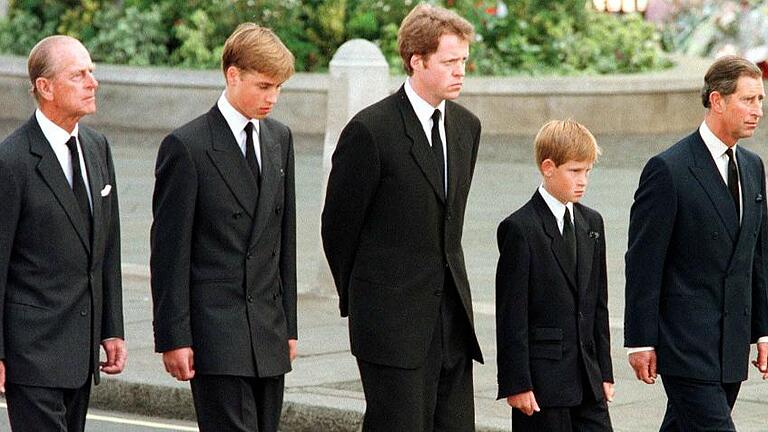 FILES-BRITAIN-ROYALS-DIANA       -  Prinz Philip, Prinz William, der Bruder von Prinzessin Diana Earl Spencer, Prinz Harry und Prinz Charles (von links) bei der Beerdigung von Diana im Jahr 1997.