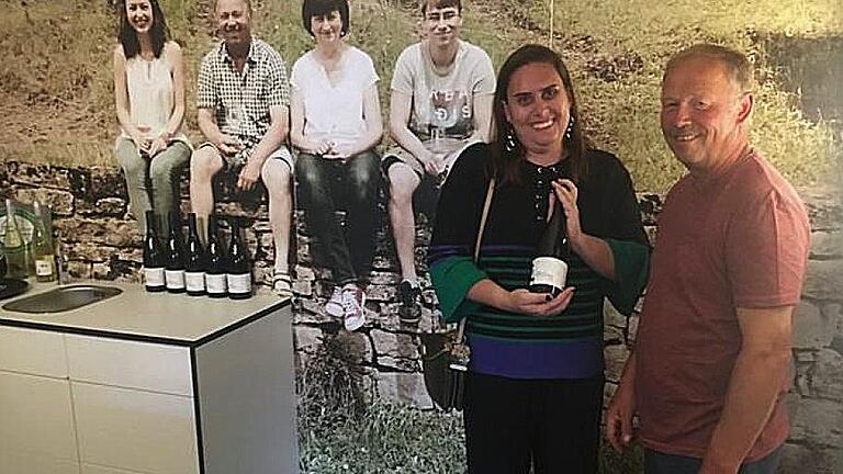 Carolina Erthal strahlt über das Gastgeschenk von Winzer Klaus Schäfer, eine Flasche Grauburgunder mit dem Namen 'von Erthal'.  Foto: Julia Schäfer       -  Carolina Erthal strahlt über das Gastgeschenk von Winzer Klaus Schäfer, eine Flasche Grauburgunder mit dem Namen 'von Erthal'.  Foto: Julia Schäfer