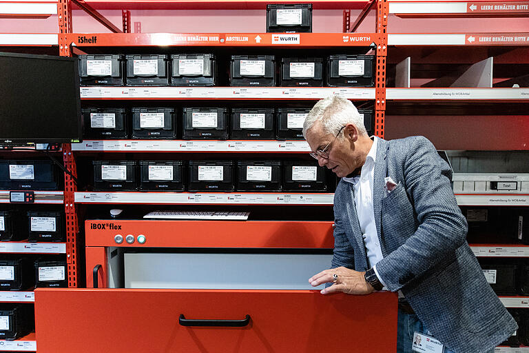 &nbsp;Armin Rother, Leiter der Ausstellung der Würth Industrie. an einem iShelf.&nbsp; Schwarze Kanban-Behälter und „intelligente“ Regale oder Schubkästen sind Teil der digitalisierten Prozesse.