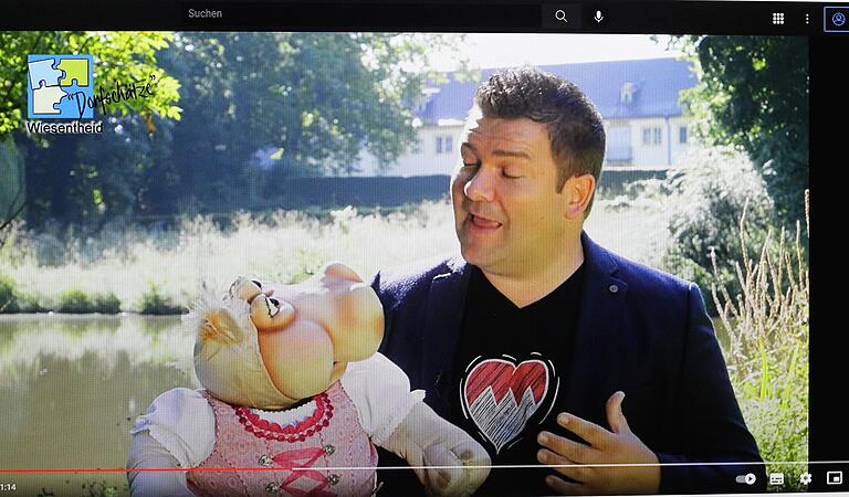 Ein Screenshot vom Beitrag aus dem Schlosspark in Wiesentheid. Auch hier erklärt Sebastian Reich einiges für Amanda. Ein Screenshot vom Beitrag aus dem Schlosspark in Wiesentheid. Auch hier erklärt Sebastian Reich einiges für Amanda.