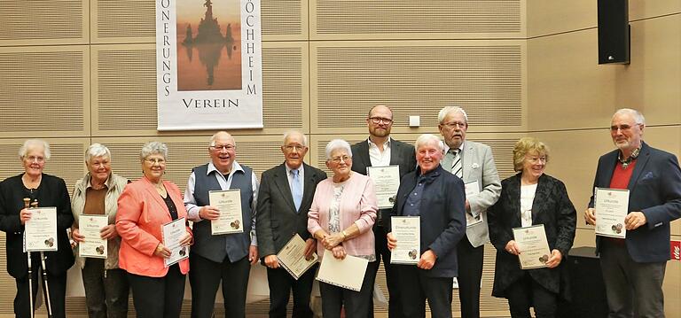 Der Verschönerungsverein ehrte beim Festakt langjährige Mitglieder (von links): Ingrid Knobloch, Elfriede Hofmann, Elfriede Fleischer, Ludwig Uhl, Rudolf Pfeiffer, Cilly Götz, Vorsitzender Steffen Lutz, Altbürgermeister Rainer Kinzkofer sowie Inga und Bernd Wiek.