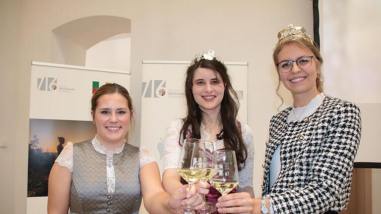 Die bisherige Hammelburger Weinprinzessin Louisa Silberbach (links) und die fränkische Weinkönigin Eva Brockmann (rechts) stoßen mit der frisch gekürten Hammelburger Weinprinzessin Ramona Schum an.       -  Die bisherige Hammelburger Weinprinzessin Louisa Silberbach (links) und die fränkische Weinkönigin Eva Brockmann (rechts) stoßen mit der frisch gekürten Hammelburger Weinprinzessin Ramona Schum an.