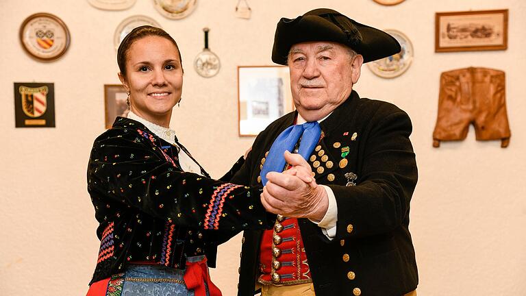 Der Trachtenverein in Würzburg macht sich Sorgen um den Nachwuchs. Martina Würl und Adi Müller setzen sich dafür ein, dass die Traditionen und Bräuche erhalten bleiben.