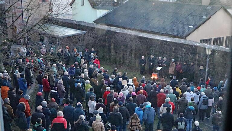 Rund 250 Menschen kamen zur Gedenkstunde am Mahnmal in der Jahnanlage.