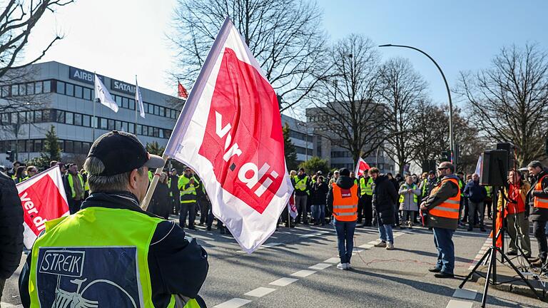 Verdi-Warnstreiks.jpeg       -  Angestellte demonstrieren vor dem Betriebsgelände von Lufthansa Technik in Hamburg.