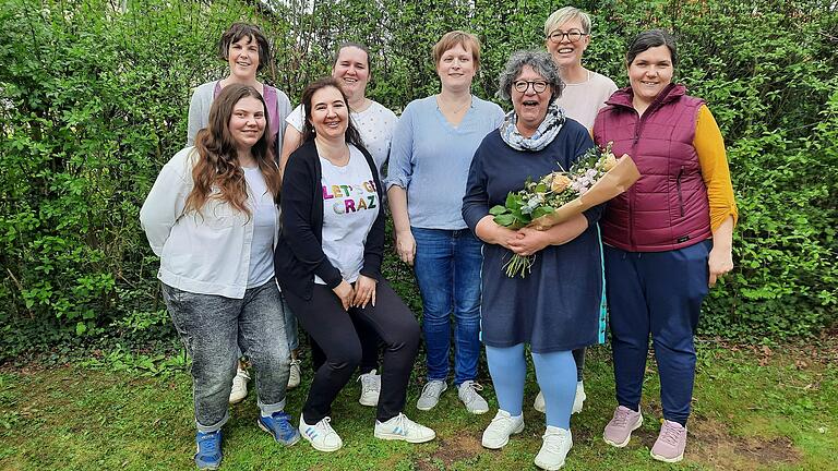 Auf dem Bild (vorne von links) Lara Pormann, Karin Anderseck, Sabine Fraj-Adelmann, Katja Sauer; (hinten von links) Jenny Korn, Jule Hofbauer, Christina Winkler und Kati Schmidt.