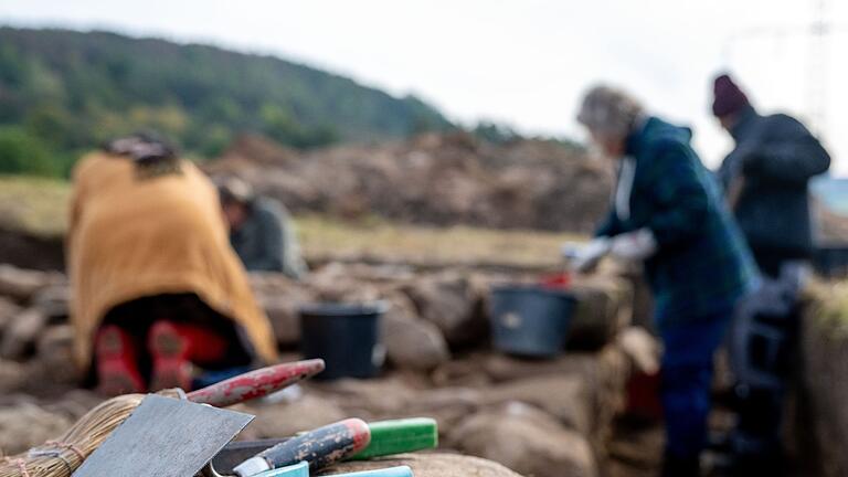 Archäologische Grabung       -  Freiwillige Helfer der Archäologischen Arbeitsgruppe Kronach legen die Steinfundamente eines Turms aus dem 12. Jahrhundert frei.