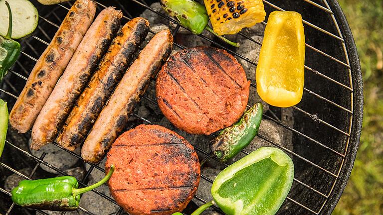 Grillen im Garten       -  Vergleich: Bio-Grillgut kostet am meisten, gefolgt vom veganen Grill-Korb.