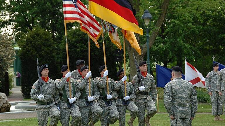 einrollen der Fahne       -  Die 69. Flugabwehr Artillerie Brigade holte am 13. Mai 2008 in den Leighton Barracks feierlich ihre Fahne ein.