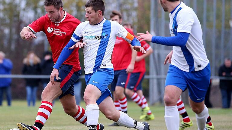 Fußball, Bezirksliga, SG Hettstadt - FG Marktbreit-Martinsheim       -  Lukas Cichon (hier noch im roten Trikots der SG Hettstadt) fühlt sich in Dampfach rundum wohl. Fehlt eigentlich nur noch die sportliche Wende zum Guten.