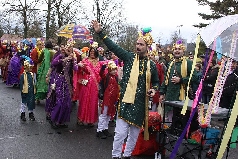 Mit Bollywood setzten Bauwagen 271 und bunte Farbtupfer im Faschingszug.