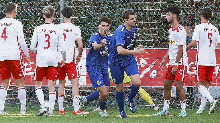 Hendrik Hansen (Mitte, rechts) trifft nach einem Eckball zum 1:1 für den Würzburger FV. Mitspieler Fabio Hock jubelt mit ihm. Der WFV hat sein Heimspiel in der Fußball-Bayernliga Nord gegen den SSV Jahn Regensburg II mit 5:1 gewonnen.