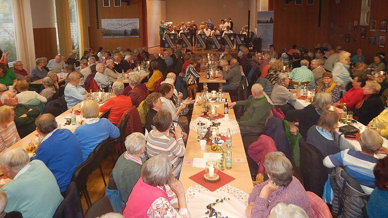 Der erste musikalische Seniorennachmittag der Streutalallianz in Ostheim war ein voller Erfolg. 180 Seniorinnen und Senioren füllten den Saal der Erholung und verbrachten einen geselligen Nachmittag.