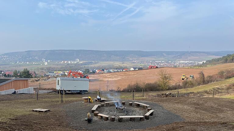 Ein Platz für ein Lagerfeuer und eine anschließende Mulde für Freizeitaktivitäten werden angelegt. - Ein Platz für ein Lagerfeuer und eine anschließende Mulde für Freizeitaktivitäten werden angelegt. Ein Platz für ein Lagerfeuer und eine anschließende Mulde für Freizeitaktivitäten werden angelegt. - Ein Platz für ein Lagerfeuer und eine anschließende Mulde für Freizeitaktivitäten werden angelegt.
