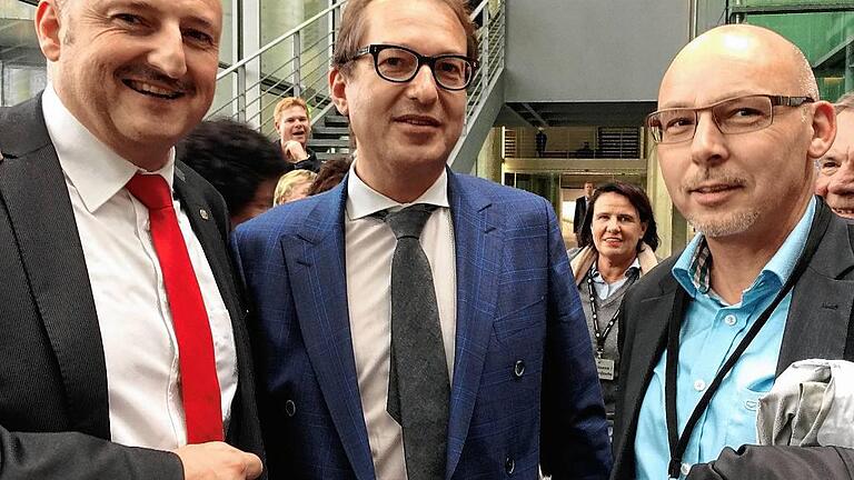 Bundesverkehrsminister: „Die Ortsumgehung Gemünden kommt!“ - (lies) Am Rande eines Berlinbesuches trafen der Gemündener Bundestagsabgeordnete Bernd Rützel und der Gemündener Bürgermeister Jürgen Lippert auf Bundesverkehrsminister Alexander Dobrindt. Beide haben ihn laut Rützel auf die Ortsumgehung Gemünden angesprochen und Dobrindt habe ihnen zugesichert: „Die Ortsumgehung kommt!“ Wie mehrfach berichtet, steht das Gemündener Projekt – zweite Mainbrücke zwischen Gemünden und Wernfeld, Verlegung der Bundesstraße auf die linke Mainseite zwischen die beiden Brücken – aktuell im neuen Bundesverkehrswegeplan in der ersten Dringlichkeitsstufe. Daran werde sich nichts mehr ändern, sagte der Bundesverkehrsminister. Bernd Rützel hatte sich von Anfang an für die Umgehung eingesetzt. Er betont: „Ich habe immer daran geglaubt.“ Der Bundesverkehrswegeplan werde voraussichtlich am 15. Dezember im Bundestag endgültig beschlossen samt der Ausbaugesetze für die Einzelmaßnahmen. Bundesverkehrsminister: „Die Ortsumgehung Gemünden kommt!“ - (lies) Am Rande eines Berlinbesuches trafen der Gemündener Bundestagsabgeordnete Bernd Rützel und der Gemündener Bürgermeister Jürgen Lippert auf Bundesverkehrsminister Alexander Dobrindt. Beide haben ihn laut Rützel auf die Ortsumgehung Gemünden angesprochen und Dobrindt habe ihnen zugesichert: „Die Ortsumgehung kommt!“ Wie mehrfach berichtet, steht das Gemündener Projekt – zweite Mainbrücke zwischen Gemünden und Wernfeld, Verlegung der Bundesstraße auf die linke Mainseite zwischen die beiden Brücken – aktuell im neuen Bundesverkehrswegeplan in der ersten Dringlichkeitsstufe. Daran werde sich nichts mehr ändern, sagte der Bundesverkehrsminister. Bernd Rützel hatte sich von Anfang an für die Umgehung eingesetzt. Er betont: „Ich habe immer daran geglaubt.“ Der Bundesverkehrswegeplan werde voraussichtlich am 15. Dezember im Bundestag endgültig beschlossen samt der Ausbaugesetze für die Einzelmaßnahmen.