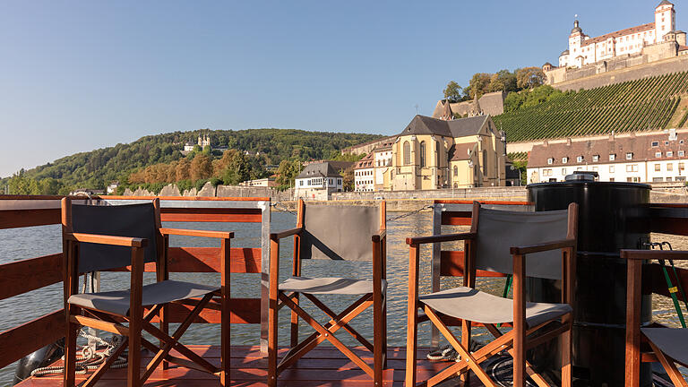 Würzburgs erstes mietbares Hausboot ist unterwegs - Das Floß verfügt über eine eigene Terrasse. Würzburgs erstes mietbares Hausboot ist unterwegs - Das Floß verfügt über eine eigene Terrasse.