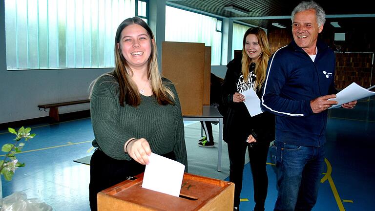 Als eine der Ersten warf Leonie Schütze (vorn) ihren Wahlzettel in die Urne. Die Wahl wurde mit Hilfe der üblichen Trennwände geheim durchgeführt, rechts Jürgen Hesselbach vom Kreisjugendring Rhön-Grabfeld. Als eine der Ersten warf Leonie Schütze (vorn) ihren Wahlzettel in die Urne. Die Wahl wurde mit Hilfe der üblichen Trennwände geheim durchgeführt, rechts Jürgen Hesselbach vom Kreisjugendring Rhön-Grabfeld.