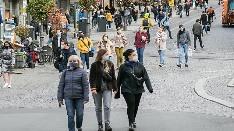 Maskenpflicht im Freien gilt inzwischen auch für mehrere Bereiche der Würzburger Innenstadt. Maskenpflicht im Freien gilt inzwischen auch für mehrere Bereiche der Würzburger Innenstadt.