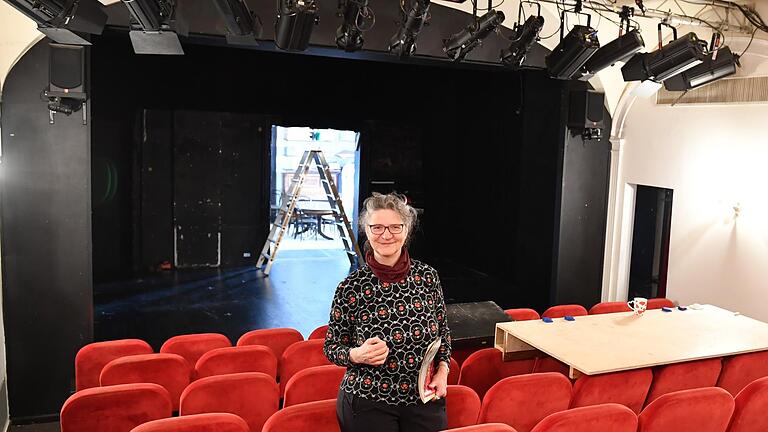 Theaterleiterin Anne Maar   gibt nicht auf. Sie hat Ideen und Pläne für den Spielbetrieb - wenn er denn endlich losgehen kann. Die Verhandlungen im Hintergrund empfindet sie als ermüdend und lähmend. Foto: Ronald Rinklef       -  Theaterleiterin Anne Maar   gibt nicht auf. Sie hat Ideen und Pläne für den Spielbetrieb - wenn er denn endlich losgehen kann. Die Verhandlungen im Hintergrund empfindet sie als ermüdend und lähmend. Foto: Ronald Rinklef