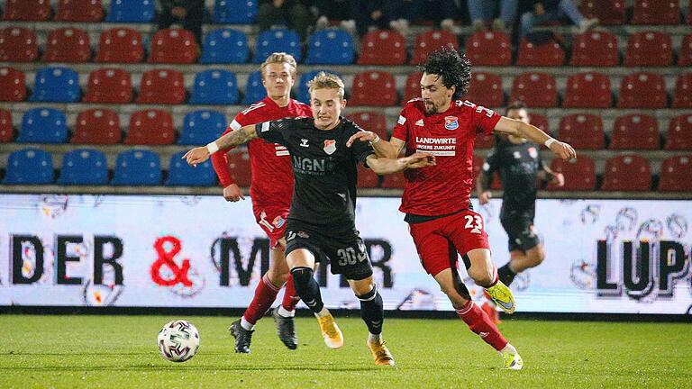 Rassige Zweikämpfe lieferten sich die Spieler der SpVgg Unterhaching und des TSV Aubstadt. In dieser Szene versucht Philipp Harlaß (Mitte), Hachings Markus Schwabl zu entkommen.