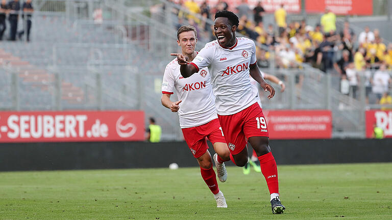 Traf gleich doppelt: Würzburgs Benjika Caciel (vorne) in der Pokal-Partie gegen Drittligist SpVgg Bayreuth