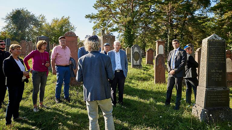 Auf dem jüdischen Friedhof in Laudenbach (Lkr. Main-Spessart) kann man bei einem Rundgang viel über die fränkisch-jüdische Geschichte erfahren. Auf dem jüdischen Friedhof in Laudenbach (Lkr. Main-Spessart) kann man bei einem Rundgang viel über die fränkisch-jüdische Geschichte erfahren.
