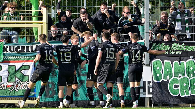 Die Entscheidung: Patrick Hofmann (Dritter von links) trifft zum 2:0-Endstand für den FC 05 – und feiert zusammen mit der Mannschaft und den leidenschaftlich anfeuernden Schweinfurter Fans. Die Entscheidung: Patrick Hofmann (Dritter von links) trifft zum 2:0-Endstand für den FC 05 – und feiert zusammen mit der Mannschaft und den leidenschaftlich anfeuernden Schweinfurter Fans.