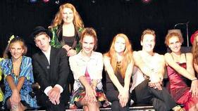 Das Ensemble der Kleinkunstbühne Wagner: Im Bild von links Konstantin Wagner, Alexandra Kutscher, Lea Wagner, Tobias Schaufler, Lisa Wagner, Juliane Schmitt, Charlotte Hoff, Philip Kleinheinz, Paloma Kröner-Jimenez, Leonie Gessner und Felix Schaufler.