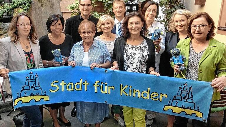 Vorstand und Beirat des Vereins „Stadt für Kinder“ (vorne von links) Lore Körber-Becker, Geschäftsführerin Christine Blum-Köhler vom Sozialreferat der Stadt Würzburg, die stellvertretende Vorsitzende Bürgermeisterin Marion Schäfer-Blake, die neue Vorsitzende Barbara Lehrieder und ihre Vorgängerin und Schatzmeisterin Marianne Albrecht; (hinten von links) Christof Grütz (Main-Post), Stadtrat Wolfgang Roth, Sigrun Vescovi (Vorstand ARGE Familien) und Anke Stumpf. Vorstand und Beirat des Vereins „Stadt für Kinder“ (vorne von links) Lore Körber-Becker, Geschäftsführerin Christine Blum-Köhler vom Sozialreferat der Stadt Würzburg, die stellvertretende Vorsitzende Bürgermeisterin Marion Schäfer-Blake, die neue Vorsitzende Barbara Lehrieder und ihre Vorgängerin und Schatzmeisterin Marianne Albrecht; (hinten von links) Christof Grütz (Main-Post), Stadtrat Wolfgang Roth, Sigrun Vescovi (Vorstand ARGE Familien) und Anke Stumpf.