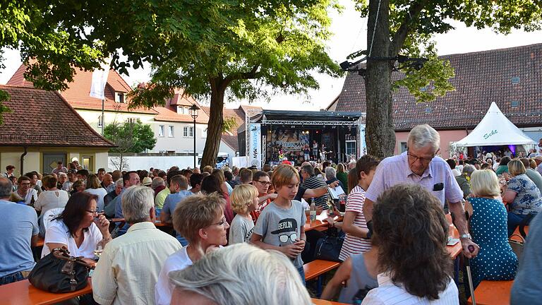 Eine besondere Attraktion des Weinfests in Rödelsee ist die 'Original Rödelseer Weinleiter', bei der sieben ausgewählte Bocksbeutelweine probiert werden können. Das Foto ist im Jahr 2019 entstanden. Eine besondere Attraktion des Weinfests in Rödelsee ist die 'Original Rödelseer Weinleiter', bei der sieben ausgewählte Bocksbeutelweine probiert werden können. Das Foto ist im Jahr 2019 entstanden.
