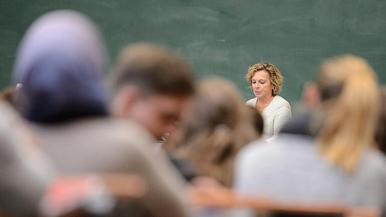 Prof. Müller-Brandeck-Bocquet bei einer Vorlesung im November 2017, bei der sie sich für ihr resolutes Vorgehen gegenüber einer Studentin mit Kopftuch entschuldigte. Prof. Müller-Brandeck-Bocquet bei einer Vorlesung im November 2017, bei der sie sich für ihr resolutes Vorgehen gegenüber einer Studentin mit Kopftuch entschuldigte.