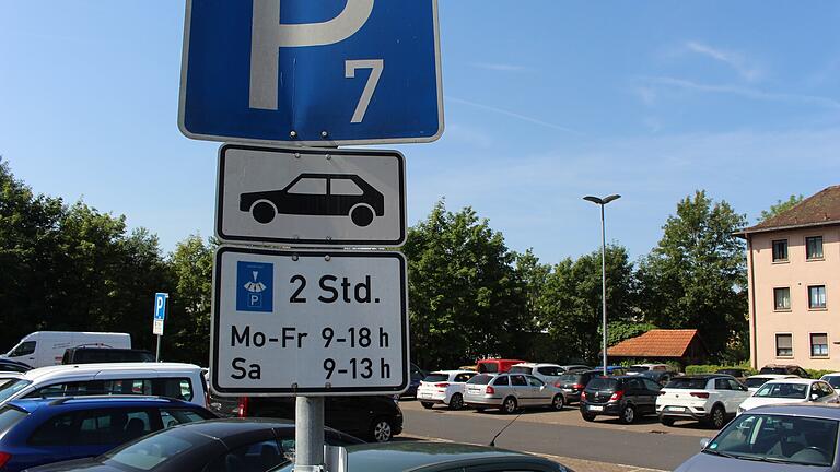 Ein Parkplatz in Innenstadtnähe in Brückenau: Bisher zahlen die Parkenden nichts.       -  Ein Parkplatz in Innenstadtnähe in Brückenau: Bisher zahlen die Parkenden nichts.