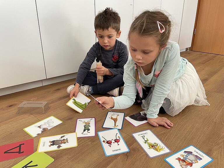 Emma und Hasan können ihren Namen mithilfe von Tierkarten schon auf Kyrillisch legen. Emma und Hasan können ihren Namen mithilfe von Tierkarten schon auf Kyrillisch legen.