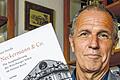 Schwere Lektüre: Hans Steidles Buch über die Ausplünderung der Würzburger Juden durch Josef Neckermann und andere .