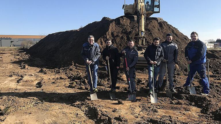 Spatenstich bei der Firma Harter im Gewerbegebiet an der Mönchstockheimer Straße: (von links) Geschäftsführer Wolfgang Nieschlag, Tobias Thum (Architekturbüro Thum), Mitarbeiter Valera Henze, die Juniorchefs Christian Nieschlag und Lukas Nieschlag sowie Mario Eller (Bauunternehmen Eller GmbH). Spatenstich bei der Firma Harter im Gewerbegebiet an der Mönchstockheimer Straße: (von links) Geschäftsführer Wolfgang Nieschlag, Tobias Thum (Architekturbüro Thum), Mitarbeiter Valera Henze, die Juniorchefs Christian Nieschlag und Lukas Nieschlag sowie Mario Eller (Bauunternehmen Eller GmbH).