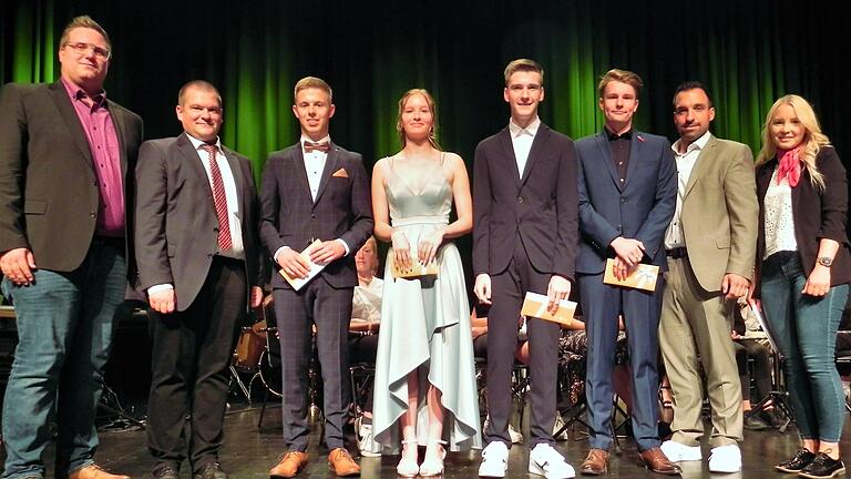 Die Schul- und Jahrgangsbesten der Werner-von-Siemens-Realschule Bad Neustadt (ab 3. von links) Julian Töpfer, Letizia Sauer, Jonas Dittmar und Colin Börer mit (von links) Florian Glückstein (Siemens), Schulleiter Thomas Schlereth sowie (von rechts) Samira Friedel (Sparkasse) und Bürgermeister Michael Werner. Die Schul- und Jahrgangsbesten der Werner-von-Siemens-Realschule Bad Neustadt (ab 3. von links) Julian Töpfer, Letizia Sauer, Jonas Dittmar und Colin Börer mit (von links) Florian Glückstein (Siemens), Schulleiter Thomas Schlereth sowie (von rechts) Samira Friedel (Sparkasse) und Bürgermeister Michael Werner.