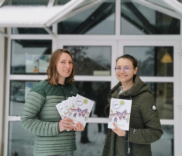 Petra Sommer, Leitung UBiZ (rechts), Sara Langsam, Mitarbeiterin am UBiZ, mit dem neuen UBiZ-Programmheft Frühjahr/Sommer 2024, Petra Sommer, Leitung UBiZ (rechts), Sara Langsam, Mitarbeiterin am UBiZ, mit dem neuen UBiZ-Programmheft Frühjahr/Sommer 2024,