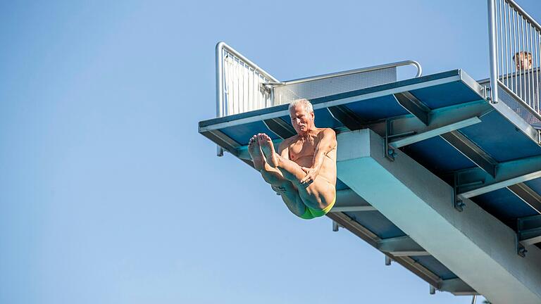 Der 65-jährige Jürgen Bücking sorgte in diesem Sommer im Würzburger Dallenbergbad mit seinen Sprüngen für Aufsehen. Der 65-jährige Jürgen Bücking sorgte in diesem Sommer im Würzburger Dallenbergbad mit seinen Sprüngen für Aufsehen.