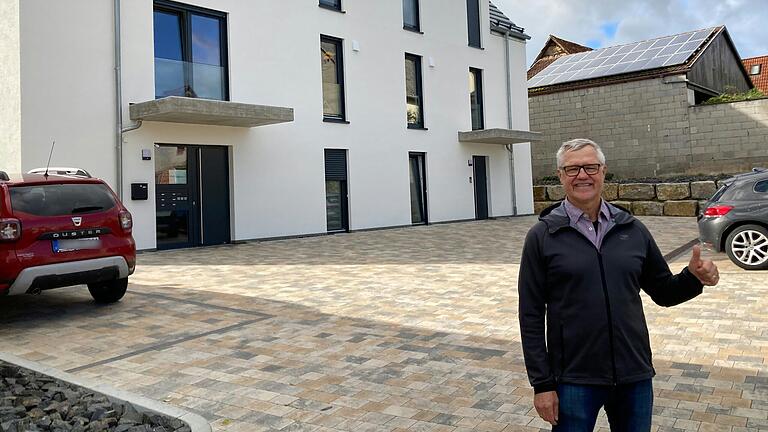 Aubstadts Bürgermeister Burkhard Wachenbrönner ist schon ein wenig stolz darauf, dass es der Gemeinde gelungen ist, ein großes Mietshaus zu bauen. Aubstadts Bürgermeister Burkhard Wachenbrönner ist schon ein wenig stolz darauf, dass es der Gemeinde gelungen ist, ein großes Mietshaus zu bauen.