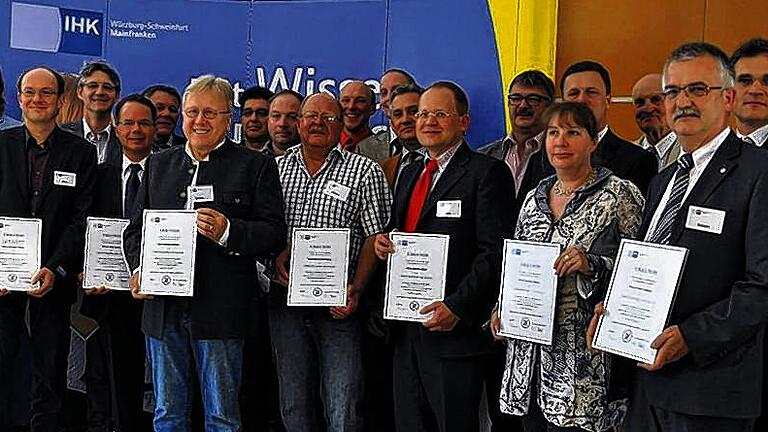 20 Jahre Ehrenamt: IHK-Vizepräsident Claus Bolza-Schünemann (hinten Zweiter von rechts) zeichnete langjährige Mitglieder von IHK-Prüfungsausschüssen im Beisein von Regierungspräsident Paul Beinhofer (ganz links) und Jürgen Bode, stellvertretender IHK-Hauptgeschäftsführer (Zweiter von links) sowie Max-Martin W. Deinhard, Leiter Berufsausbildung der IHK (hinten ganz rechts) mit der IHK-Ehrennadel in Gold aus. 20 Jahre Ehrenamt: IHK-Vizepräsident Claus Bolza-Schünemann (hinten Zweiter von rechts) zeichnete langjährige Mitglieder von IHK-Prüfungsausschüssen im Beisein von Regierungspräsident Paul Beinhofer (ganz links) und Jürgen Bode, stellvertretender IHK-Hauptgeschäftsführer (Zweiter von links) sowie Max-Martin W. Deinhard, Leiter Berufsausbildung der IHK (hinten ganz rechts) mit der IHK-Ehrennadel in Gold aus.