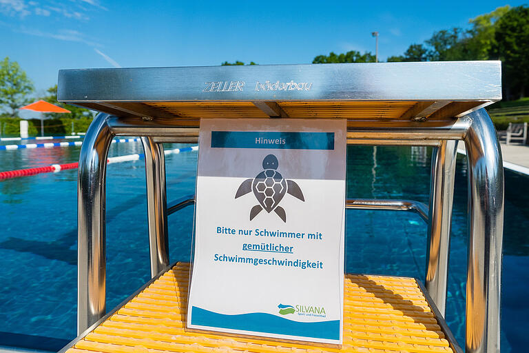 Freibad Silvana Schweinfurt: Die Schildkrötenbahn ist für gemütliche Schwimmer reserviert. Freibad Silvana Schweinfurt: Die Schildkrötenbahn ist für gemütliche Schwimmer reserviert.