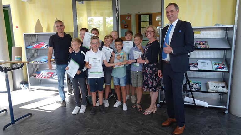 Das Foto zeigt (von links) Lehrer Matthias Mann mit seinen Jungforschern von „Jugend forscht“ bei der Urkunden- und Preisübergabe für den 2. Forscherpreis beim Schulwettbewerb „Echt kuh-l!“ zusammen mit der stellvertretenden Landrätin Susanne Knof und Schulleiter Achim Höfle. Das Foto zeigt (von links) Lehrer Matthias Mann mit seinen Jungforschern von „Jugend forscht“ bei der Urkunden- und Preisübergabe für den 2. Forscherpreis beim Schulwettbewerb „Echt kuh-l!“ zusammen mit der stellvertretenden Landrätin Susanne Knof und Schulleiter Achim Höfle.