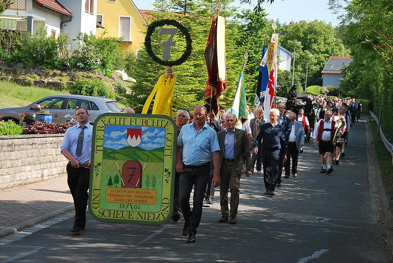 Ein Stück fränkisches Brauchtum: der Festumzug durchs Dorf