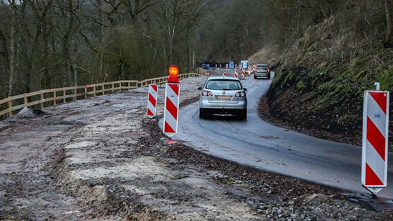 Die Erneuerung der Schwanbergstraße läuft unter halbseitiger Sperrung. Autofahrer brauchen viel Geduld. Die Erneuerung der Schwanbergstraße läuft unter halbseitiger Sperrung. Autofahrer brauchen viel Geduld.